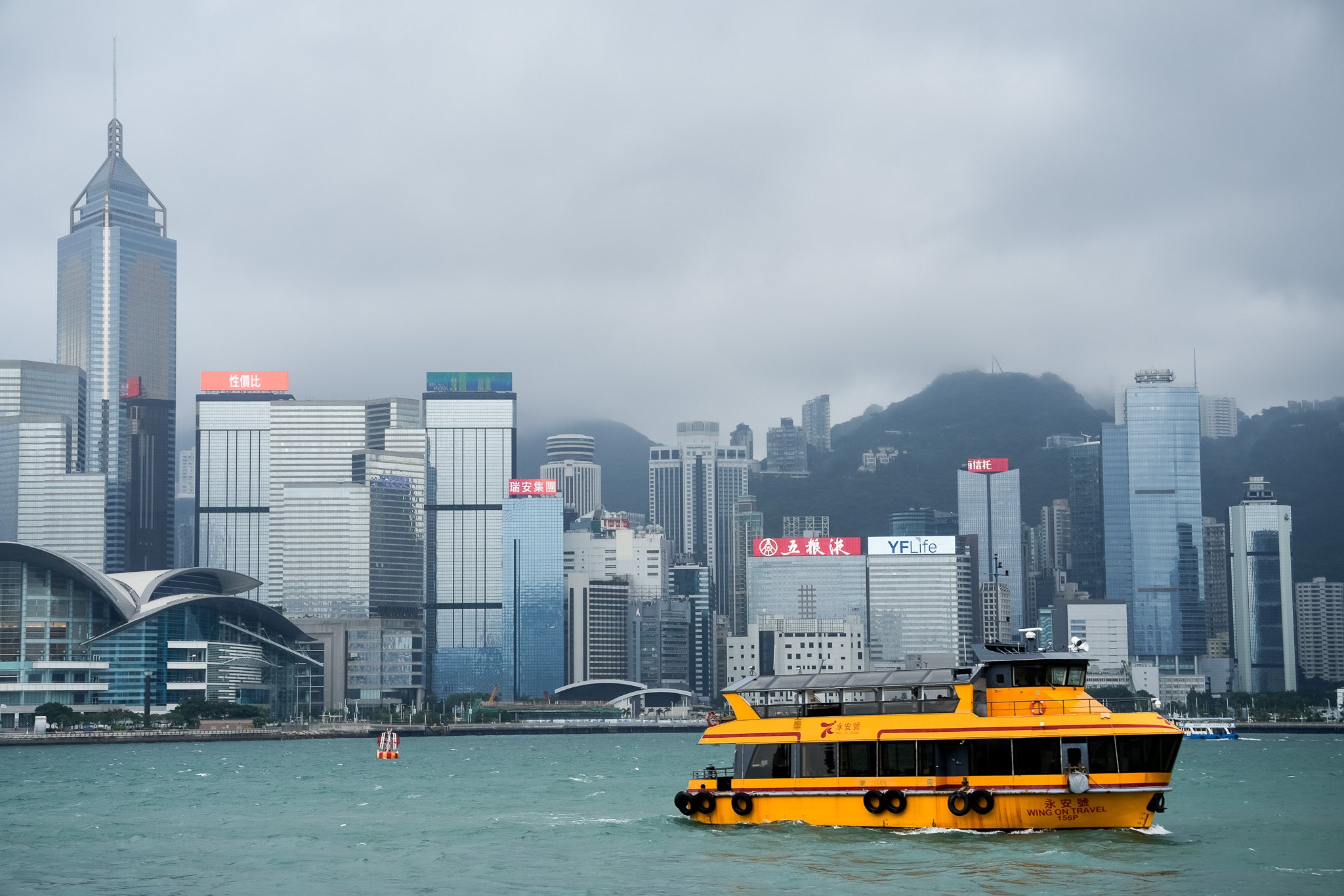 香港の朝霧に包まれたスターフェリー