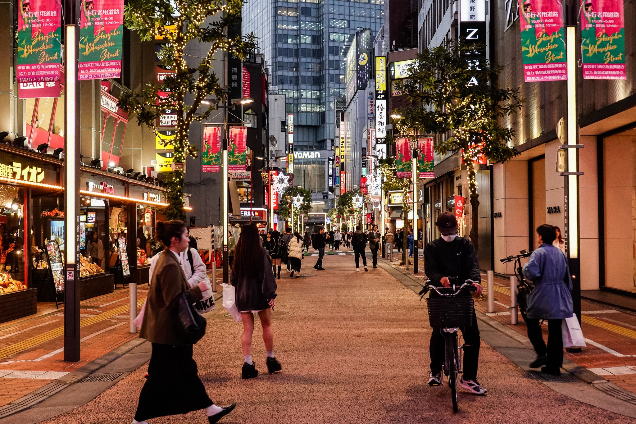 光彩の街、新宿：年の瀬の煌めき