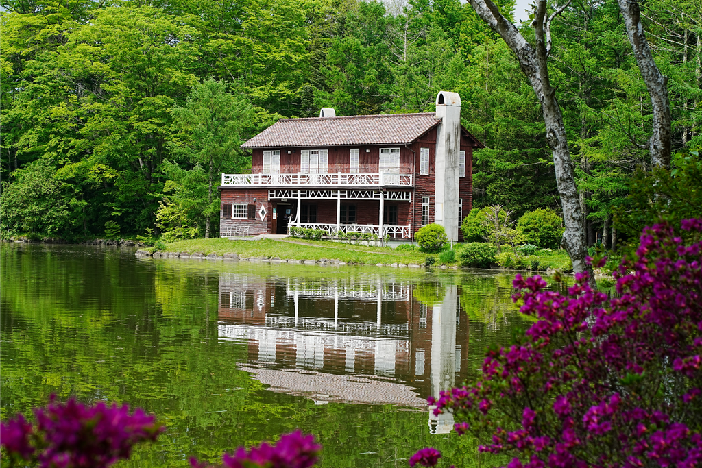軽井沢の湖畔に佇む美しい山荘