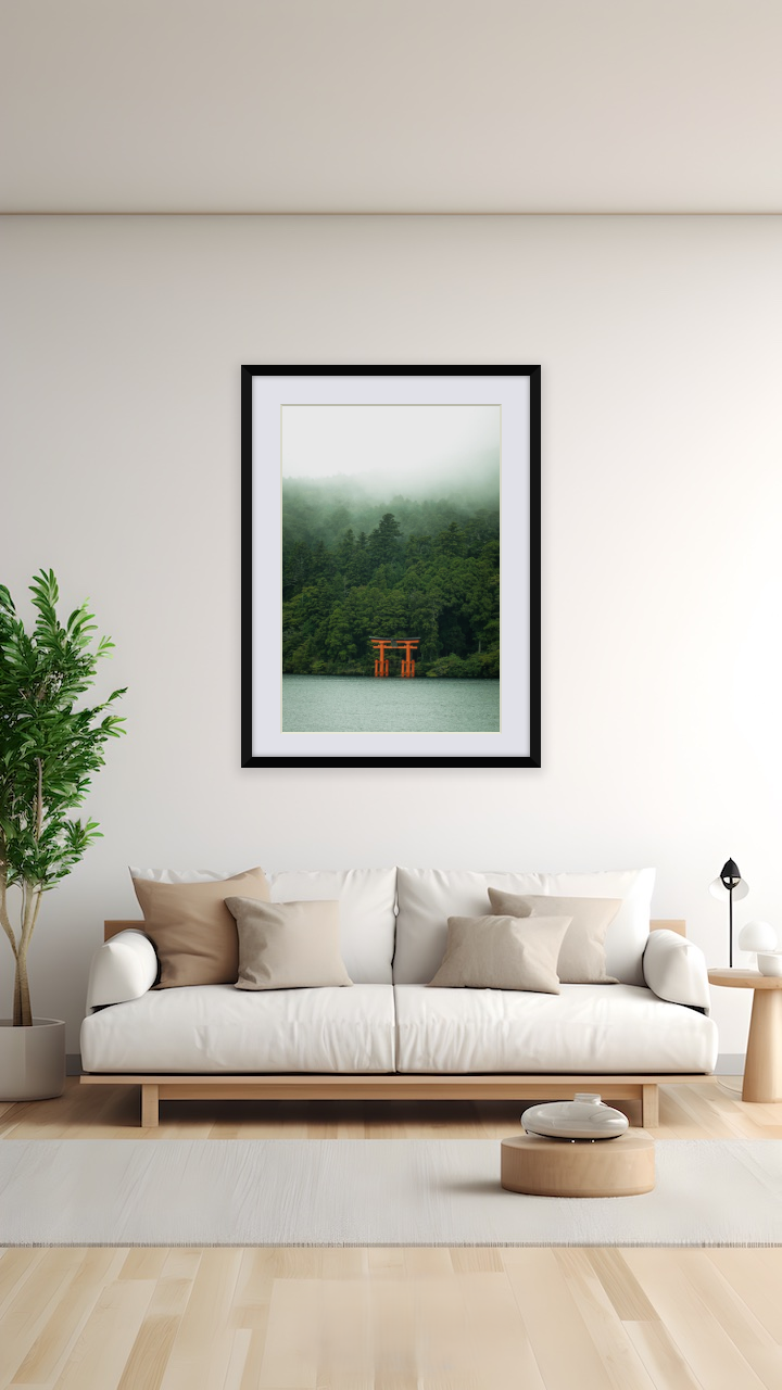 霧に包まれた湖面に浮かぶ、鮮やかな朱色の鳥居。静寂の中に佇むその姿は、まるで異世界への入り口のよう。