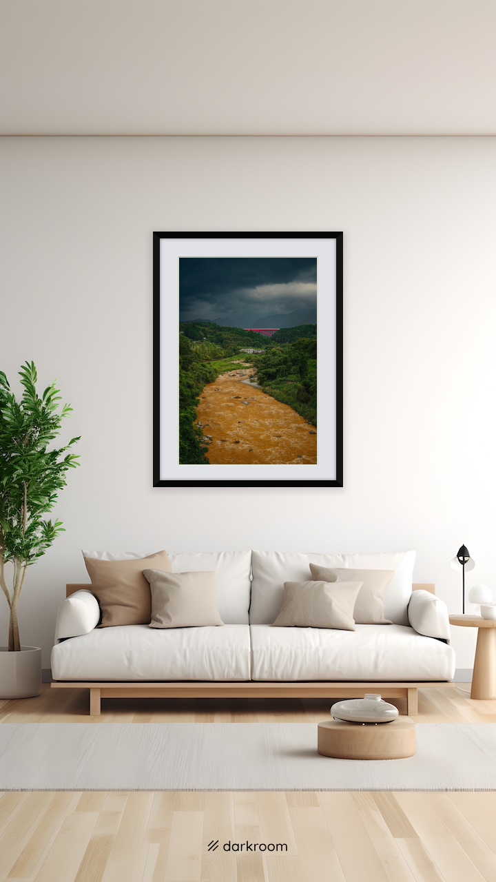 木曽谷の濁流と赤い橋