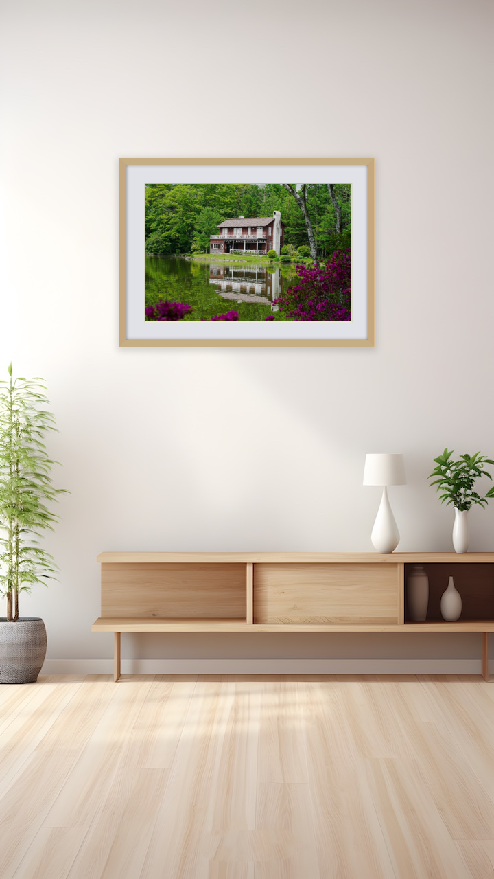 軽井沢の湖畔に佇む美しい山荘