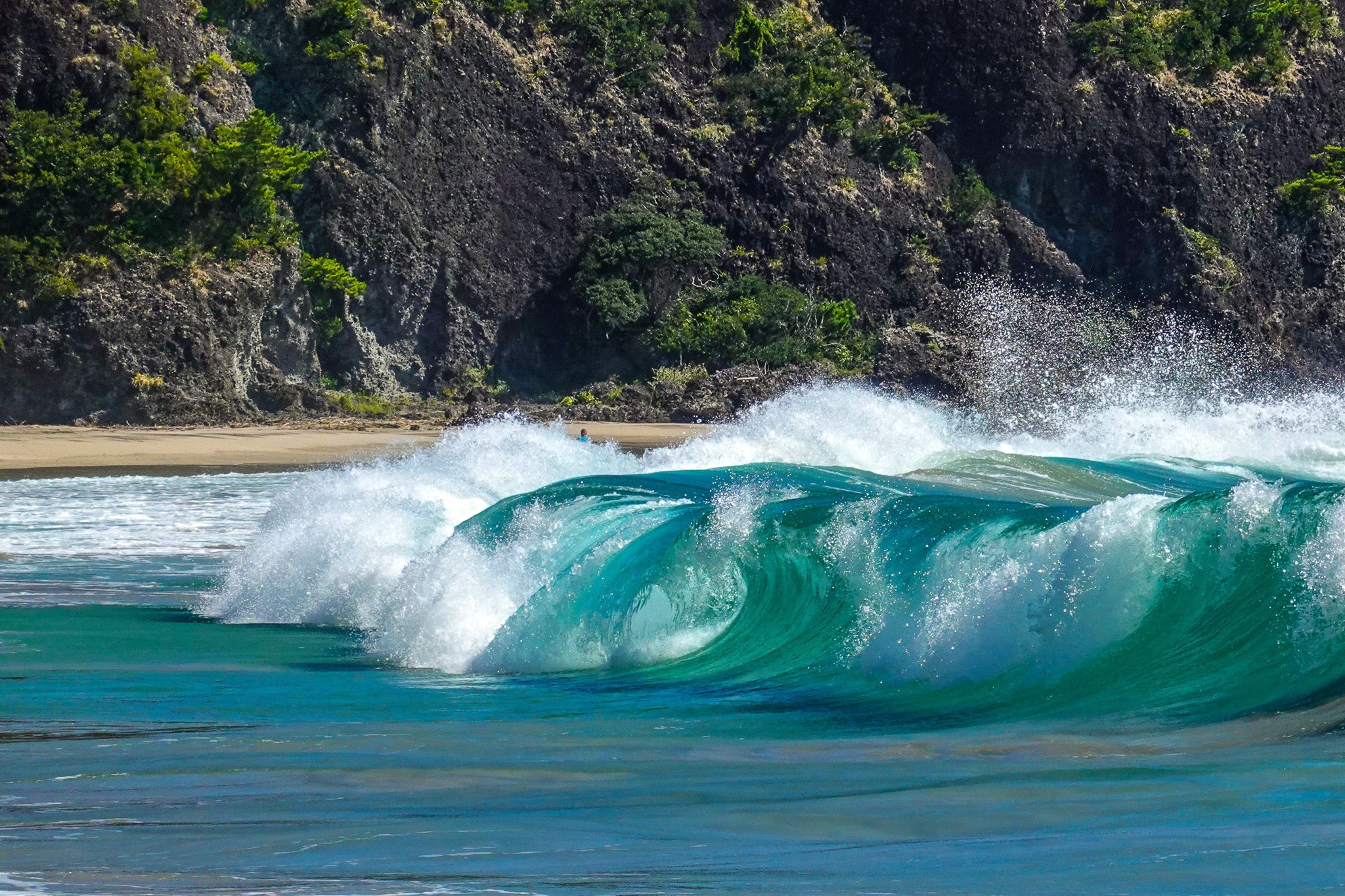 下田の美しい波が踊る海岸線